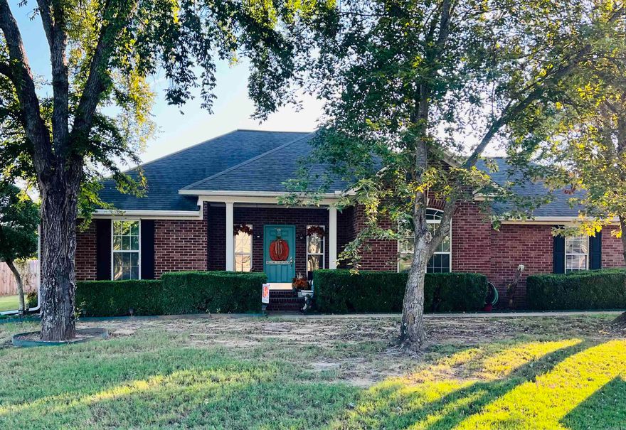 Welcome to 424 Craig in Valley Elms! This charming 3 bedroom, 2 bath home sits on a spacious lot with a circle drive, covered patio, and an extra garage/shop. Inside you'll love the classic kitchen with a farmhouse sink, double ovens, and granite countertops. Hardwood and luxury laminate floors are featured throughout. A perfect mix of character and comfort in a great neighborhood!