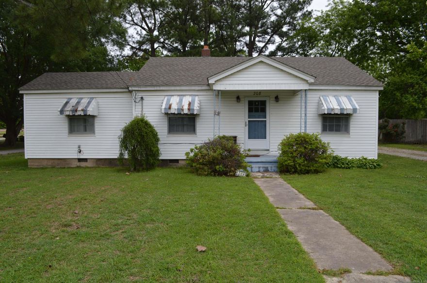 Welcome to 208 N Cole St, a well-kept, move-in-ready home tucked into a quiet neighborhood just minutes from everything Harrisburg has to offer. Whether you're a first-time buyer, downsizing, or looking for an investment property, this address delivers comfort, convenience, and value.