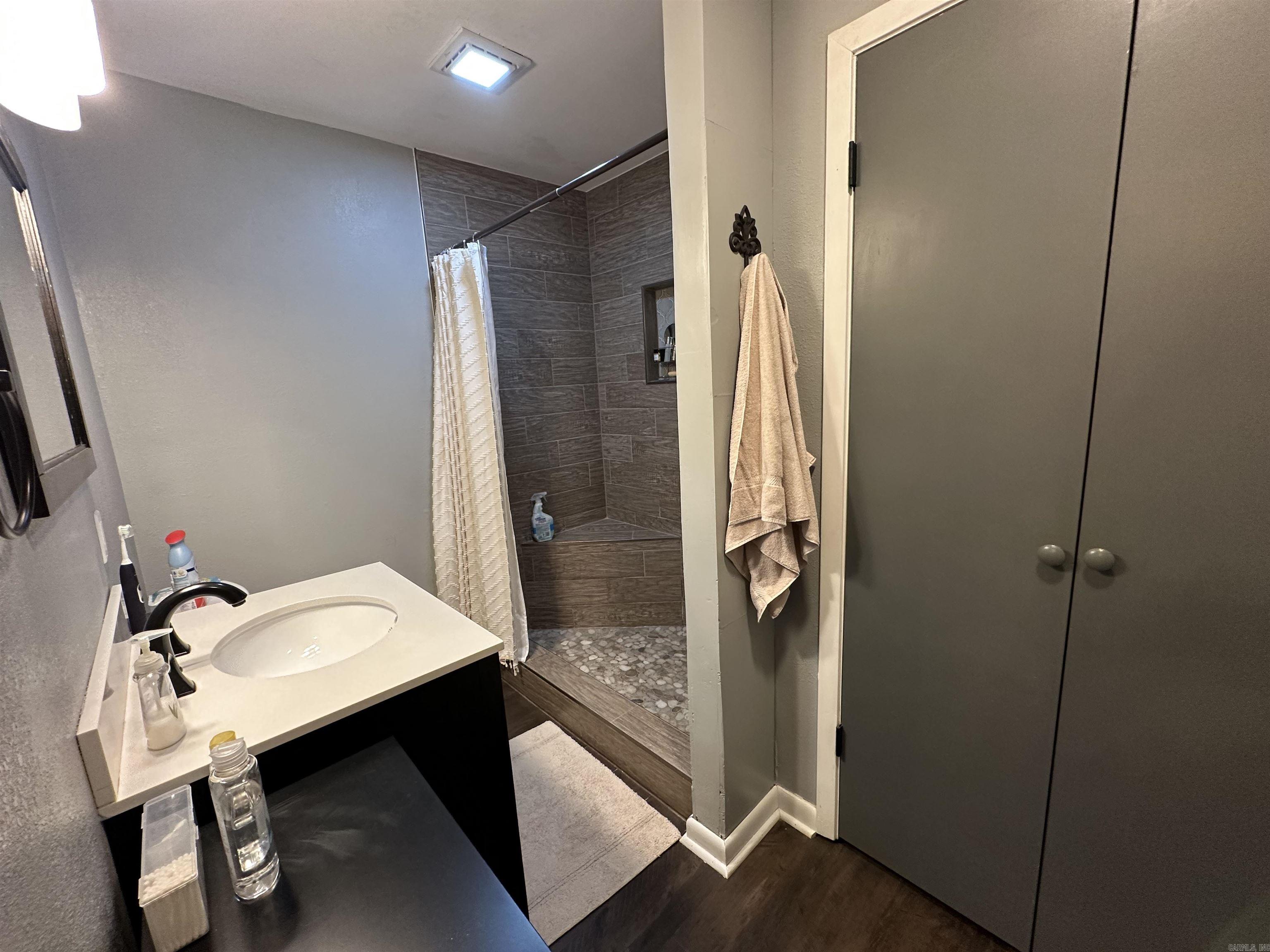 ROLLING HILLS - Residential