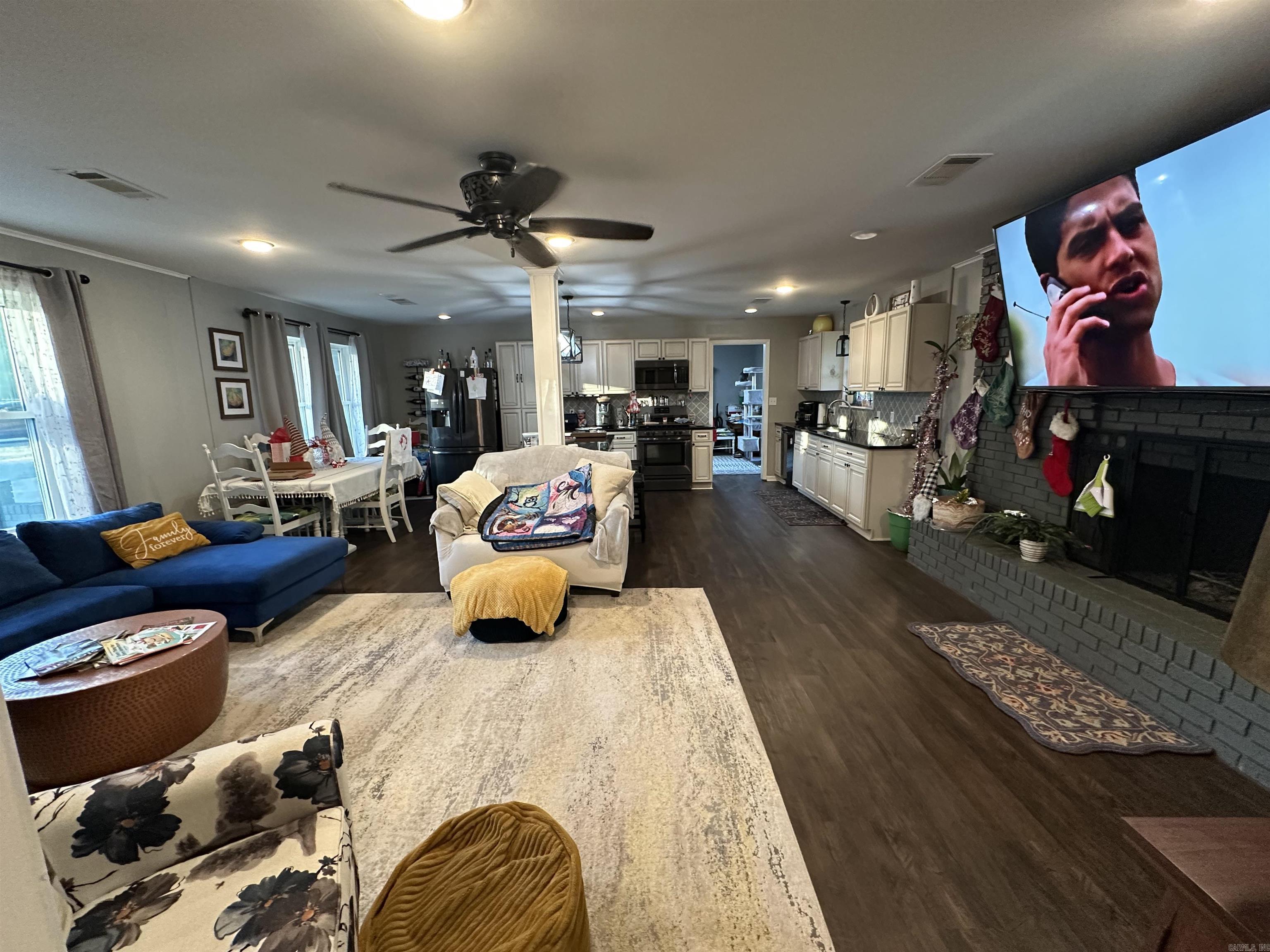 ROLLING HILLS - Residential