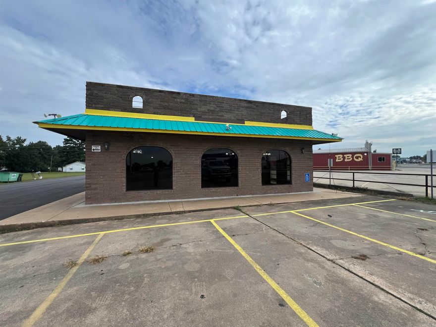 An ideal restaurant location situated amidst the vibrant activity of Beebe. The owner is receptive to various possibilities and could provide extra parking space if required. Notably, the cherished local establishment, 'The Grill,' thrived at this very location for numerous years.