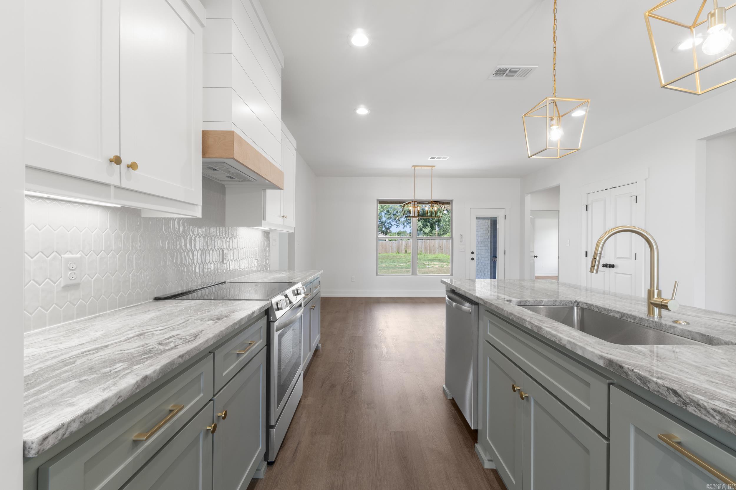 EAST MEADOW - Residential