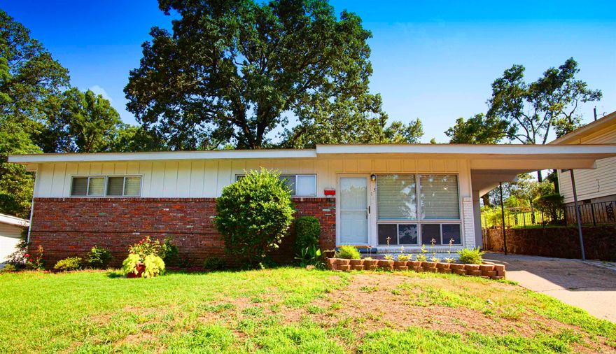 Charming 3BD/2BA in SWLR that is waiting for you to call home. This property is managed by Hoffman Team so beware of scammers - we will never ask you to Cashapp us money. The lease for this property is for 18 months to 2 years with a 3% increase after the first year. Income must be 3x the amount of rent. This property does not accept section 8.