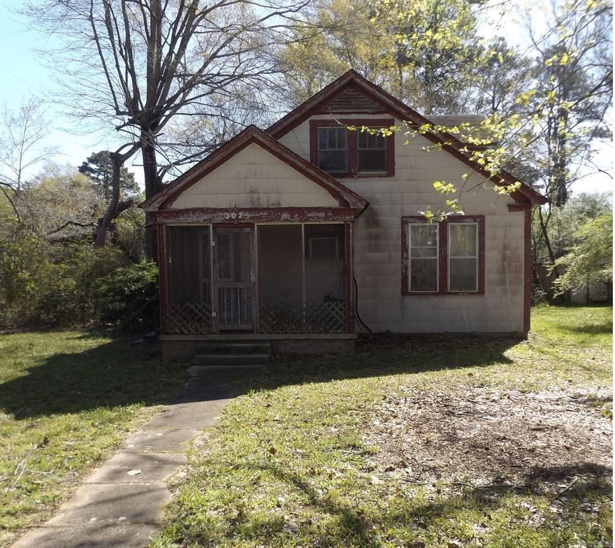 all offers should be submitted on homepath.com Give us a call for a showing of this home located in Waldo Arkansas. This home needs some work but has alot of character. This home has an upstairs that is super neat. This home has a large lot and located on the edge of town. ALL OFFERS ON THIS PROPERTY SHOULD BE SUBMITTED AT WWW.HOMEPATH.COM