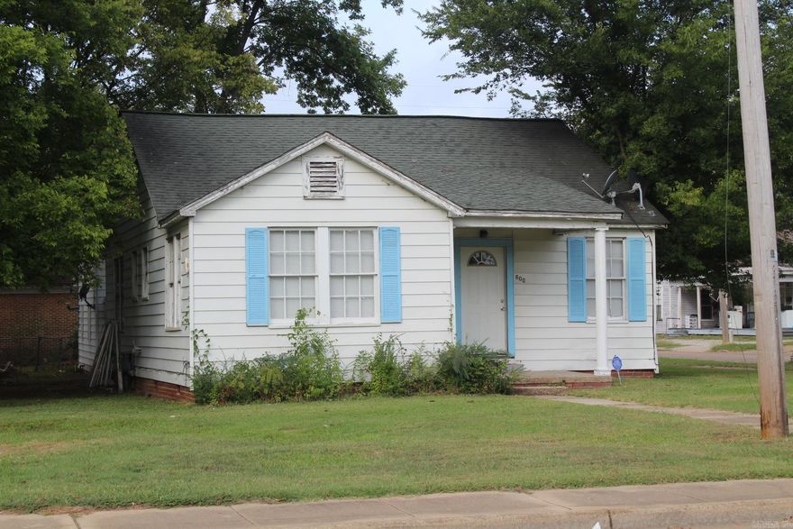 GREAT RENTAL PROPERTY 2 Bed, 2 Bath with approx. 1392 Sq. Ft. of living space.  Central AC & Heat.  Property also has a Garage Apartment that has kitchen, living area, 2 bedrooms and 1 bath.  PROPERTY TO BE SOLD AS-IS.