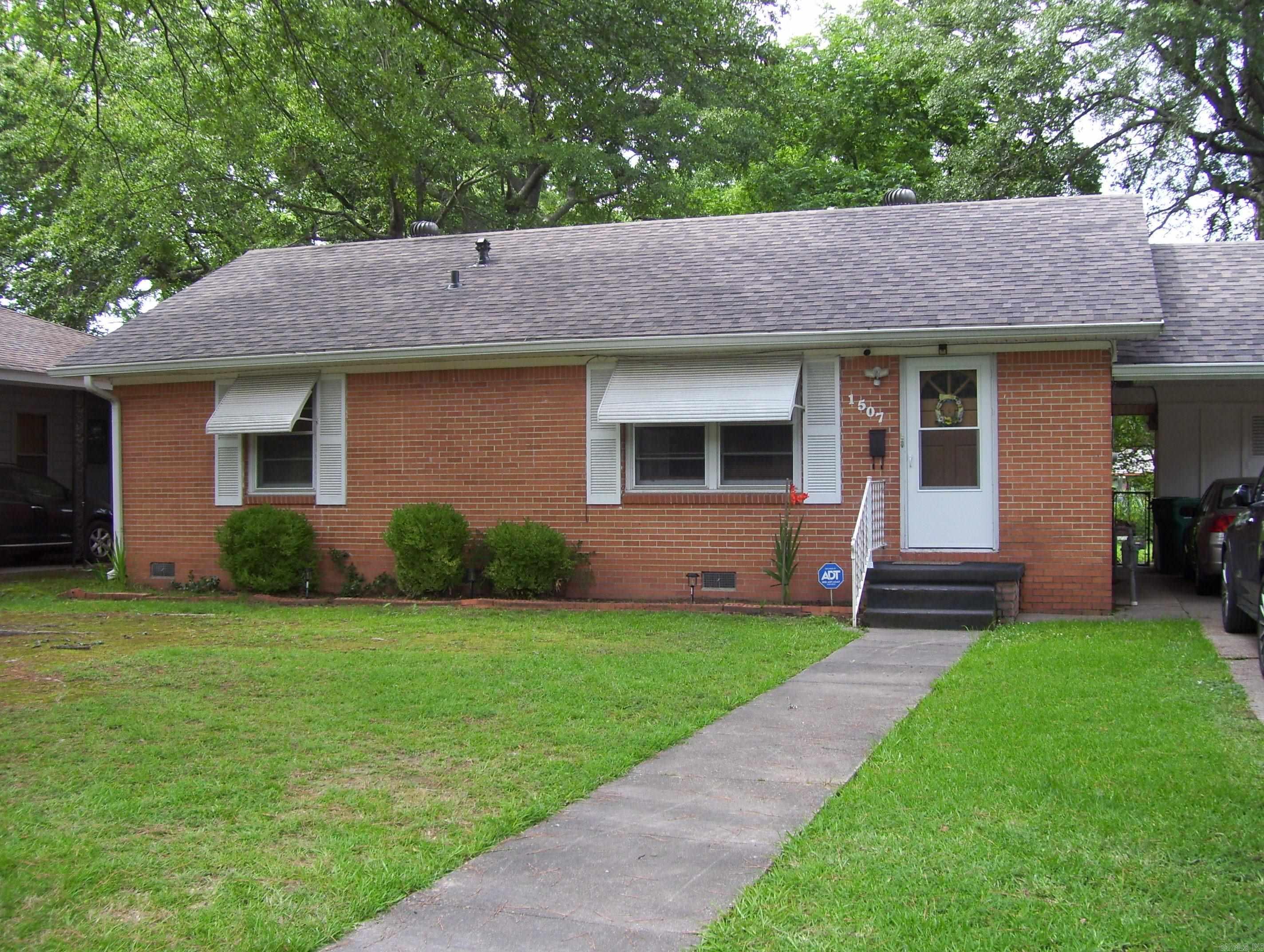 Well maintained home, at a good price $$$ & move in ready!!!! All appliance's stay with the home, washer dryer ect.......... 2024 new roof, new hot water heater, storm doors, sewer line updated, Havac system newly replaced, eat in kitchen, 3 bedrms, large back yard for family gatherings and for the family dog. Calling all first time home buyers this is the one. Call me today to schedule a showing, see you soon.