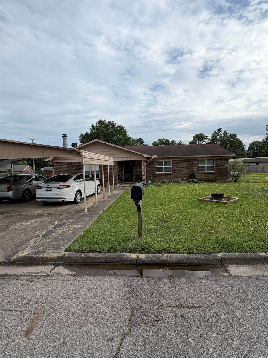 Cozy and comfortable living with just the right space for you.  This house is waiting for new owners! It would be great to add to a rental portfolio or to use as a primary residence.  Come to see this property today.