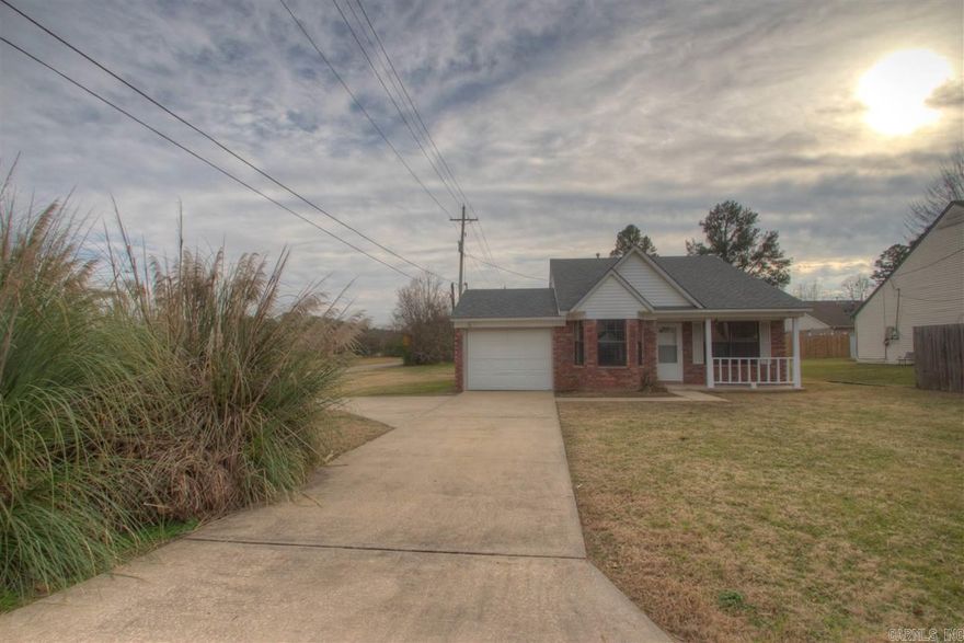 NICE 3/2 ON A NEWLY FENCED IN CORNER LOT. GREAT LOCATION, CLOSE TO SHOPPING!