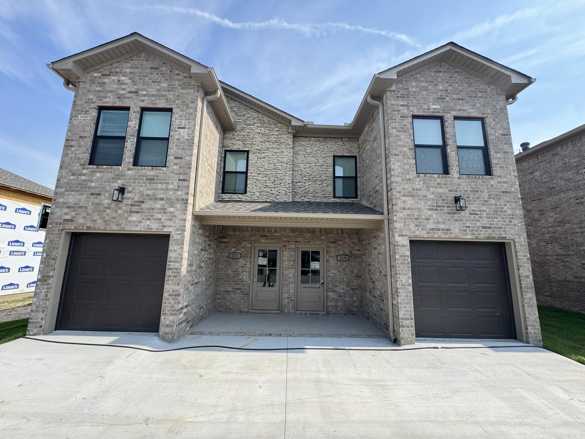 For Rent – Jacksonville, AR $1,575 / month | 3 Bed · 2.5 Bath · 1,420 sq ft Welcome to your new home! This modern 3 bedroom, 2.5 bathroom townhome offers comfort, convenience, and style just 12 minutes from Little Rock Air Force Base. Property Features: Open-concept kitchen with granite countertops, plenty of cabinet space, and included refrigerator Luxury vinyl flooring with neutral finishes throughout 3 bedrooms and 2.5 bathrooms, including a master suite with a tiled shower Convenient upstairs laundry room One-car garage with private parking Shared fenced backyard, perfect for outdoor enjoyment. Lawn care included. Rental Details: Rent: $1,575/month Security Deposit: $1,575 Tenant responsible for water & electric Small pets allowed with additional fees Military Special Available – Ask for details! TAKE A VIRTUAL TOUR HERE: https://my.matterport.com/show/?m=4NkaBPKhzQe Don’t miss out – schedule your showing today! Elizabeth - Back Porch Realty 501-251-3065 501-600-SOLD