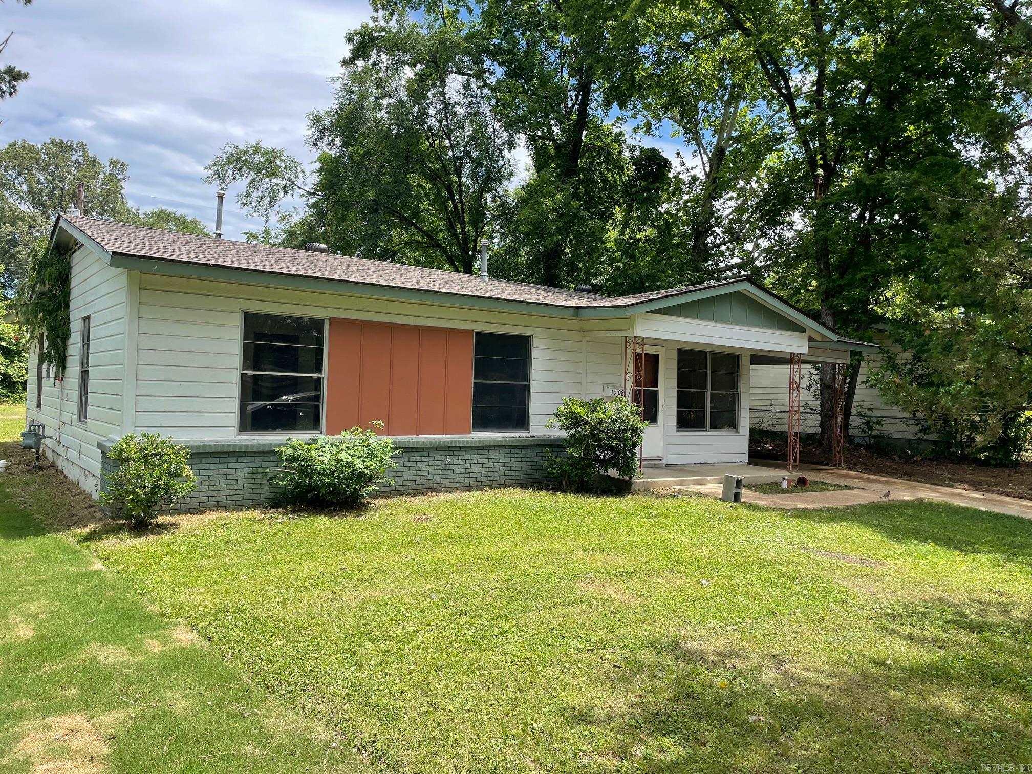 Renovated & Ready - New Roof, Interior Paint, Appliances and ready for a new family. This 3 Bed 1.5 Bath is just a few blocks from Jacksonville High School in a quiet neighborhood. Large Living Room, Dining Area are open to Kitchen. Extra Large Lot on .35 Acres. Has Carport and with Extra Storage. Has been used as a rental, no property disclosure available.