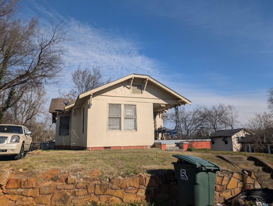 ALL INVESTORS!!! Great income potential! With some TLC this home can be a good investment. AGENTS PLEASE SEE REMARKS!!!