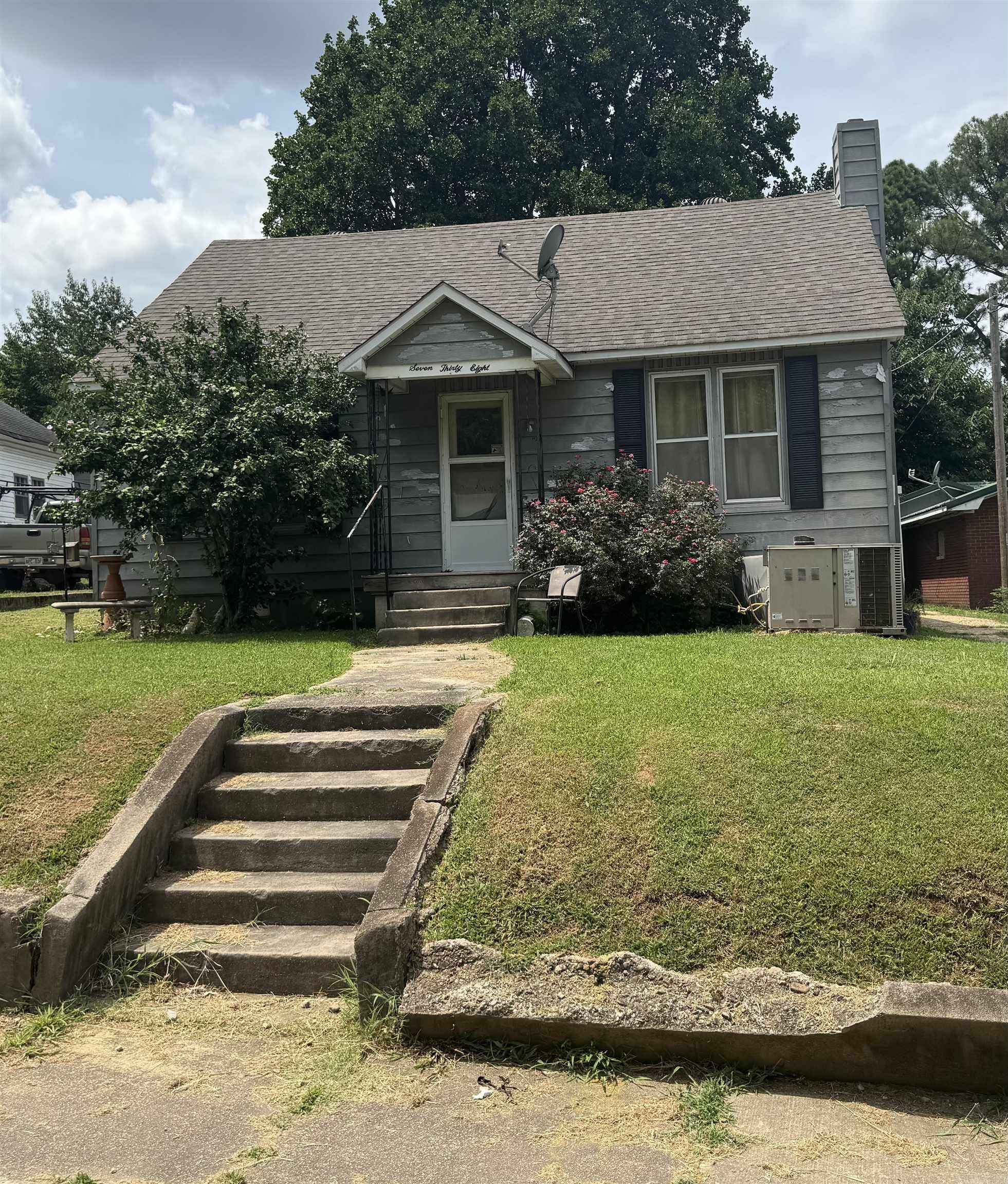 Charming 3 bedroom 1 bathroom home located near the downtown area. Perfect for Family or even investment/rental property. There is a chicken coop in the back that can stay or be removed.