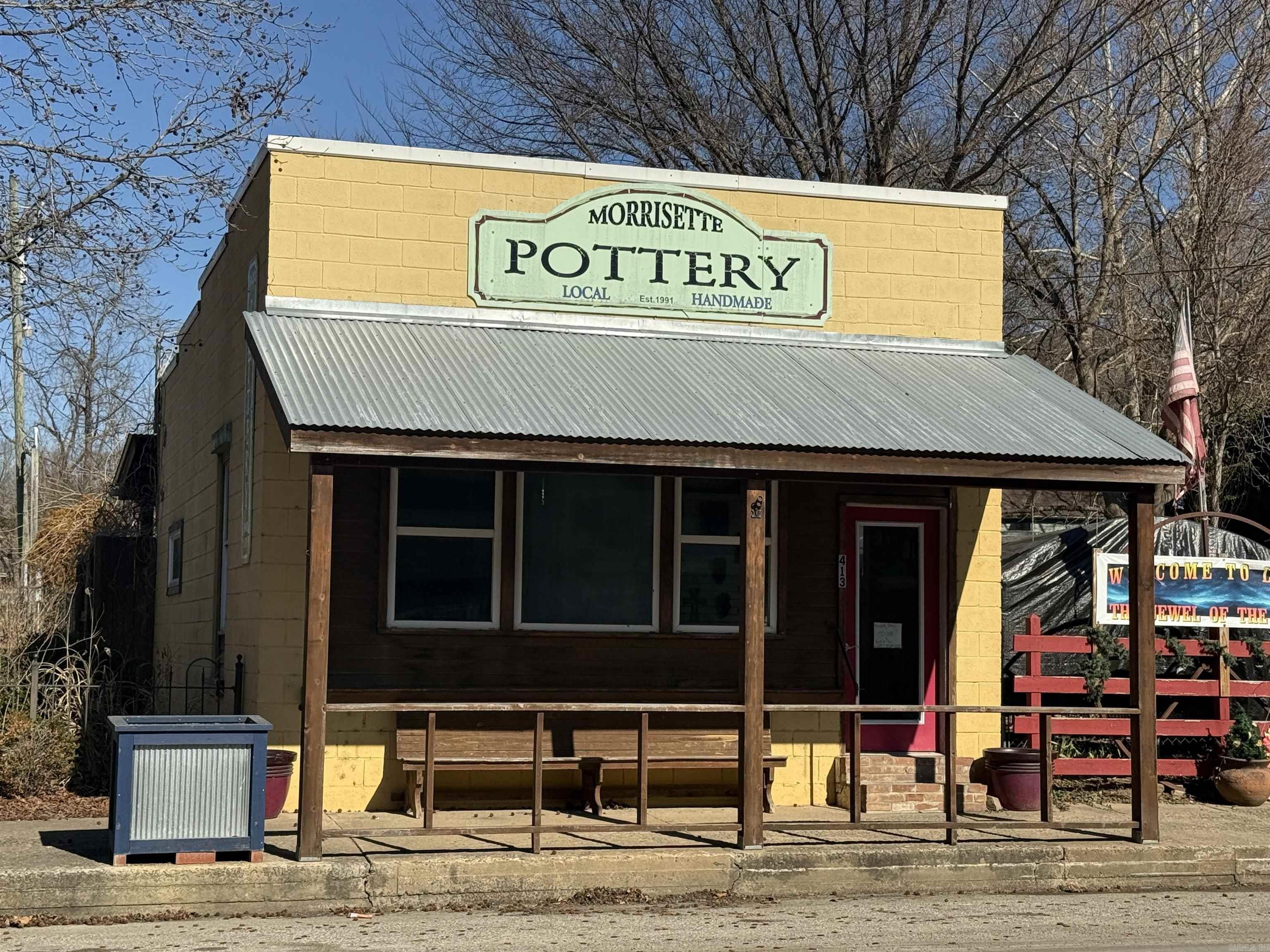 Main image without alt text