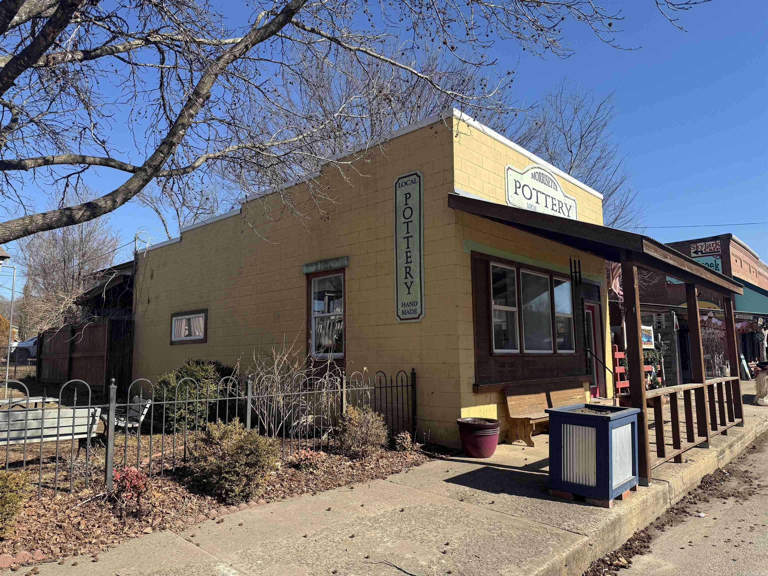 Main image without alt text