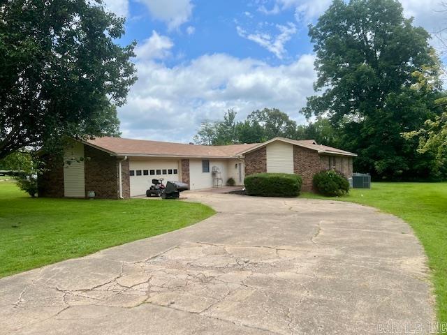 FENCED IN BACK YARD WITH SCREENED IN BACK PORCH ALLOW YOU TO ENJOY YOUR SPACIOUS YARD IN THIS QUIET COUNTRY NEIGHBORHOOD. INSIDE YOU HAVE AN OPEN KITCHEN TO YOUR LIVING ROOM, THREE BEDROOMS AND TWO BATH.
