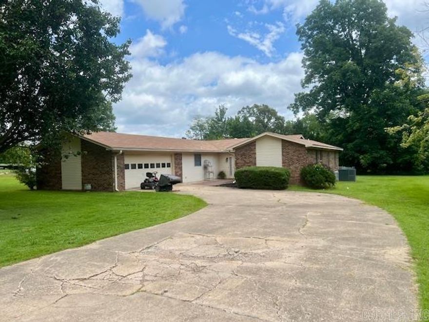 FENCED IN BACK YARD WITH SCREENED IN BACK PORCH ALLOW YOU TO ENJOY YOUR SPACIOUS YARD IN THIS QUIET COUNTRY NEIGHBORHOOD. INSIDE YOU HAVE AN OPEN KITCHEN TO YOUR LIVING ROOM, THREE BEDROOMS AND TWO BATH.