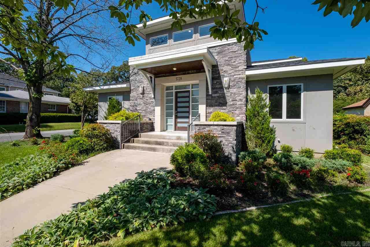 Sophisticated Heights modern design and architecture provide the perfect setting for contemporary family living and entertaining. Open floor plan w/ two story ceiling. Gourmet kitchen w/ top of the line appliances and slab quartz countertops. Extraordinary living spaces. Main Level: Luxurious spa inspired master suite, garden tub, frameless shower, huge closet and sauna and full guest suite. Upstairs: 3 addit. bedrms, 2 bths, bonus and play/media. 2 car gar. Walking distance to fine dining and shopping!