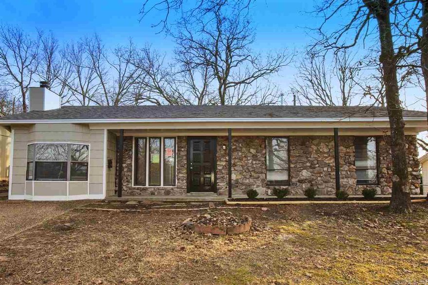 Super cute Newly Renovated 3bd/1.5ba home in the Tanglewood neighborhood! New flooring and paint throughout . New kitchen and new appliances ! Great Location ! Move in ready !