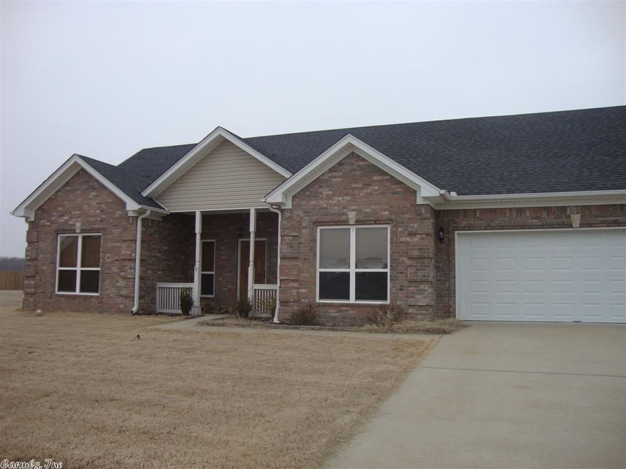 Wonderful home, like new with all the additional items, gutters, custom wood blinds, with a beautiful screened in back porch.  Close to golf course and a great area.  Refrigerator will convey, seller is willing to include Home Warranty from First American. Washer and Dryer will convey. Seller willing to do a Lease Purchase.