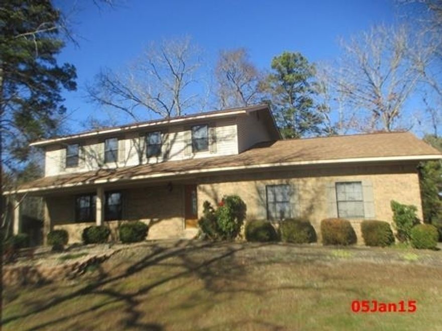 Treasure Isle...3BR 2.5 bath, 2246sf brick for $155900!!! Lake Hamilton Schl, close proximity to lake, near by-pass & National Park Community College! open living/dining area, den/family room w/wbfp;  large detached wkshop for  lawn equipment and/or lots of other stg; wood deck for family cookouts; don't let this one get away from you.. recent lender prequal w/all offers or proof of funds to close cash offers..