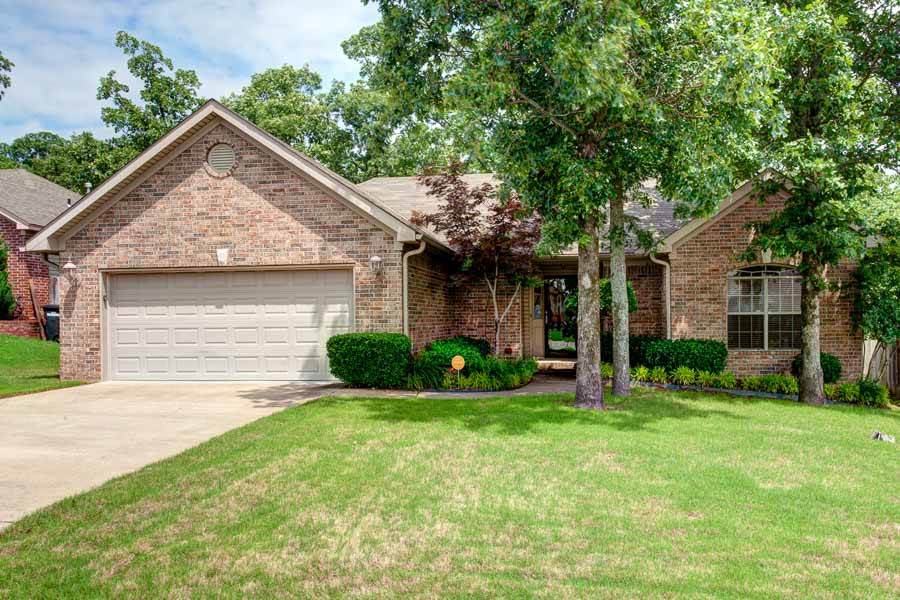 IT HAS IT ALL CURB APPEAL AND A GREAT SPLIT FLOOR PLAN. VERY COMFORTABLE 3 BED & 2 BATH HOUSE WITH UPDATED CHERRY HARDWOOD FLOORS IN SPACIOUS LIVING ROOM. KITCHEN HAS STAINLESS APPLIANCES AND LOTS OF CABINETRY. MASTER BEDROOM IS LARGE AND MASTER BATH HAS A JACUZZI. BACKYARD HAS OVERSIZED DECK FOR ENTERTAINING AND GRILLING. ROOF WAS REPLACED IN 2010