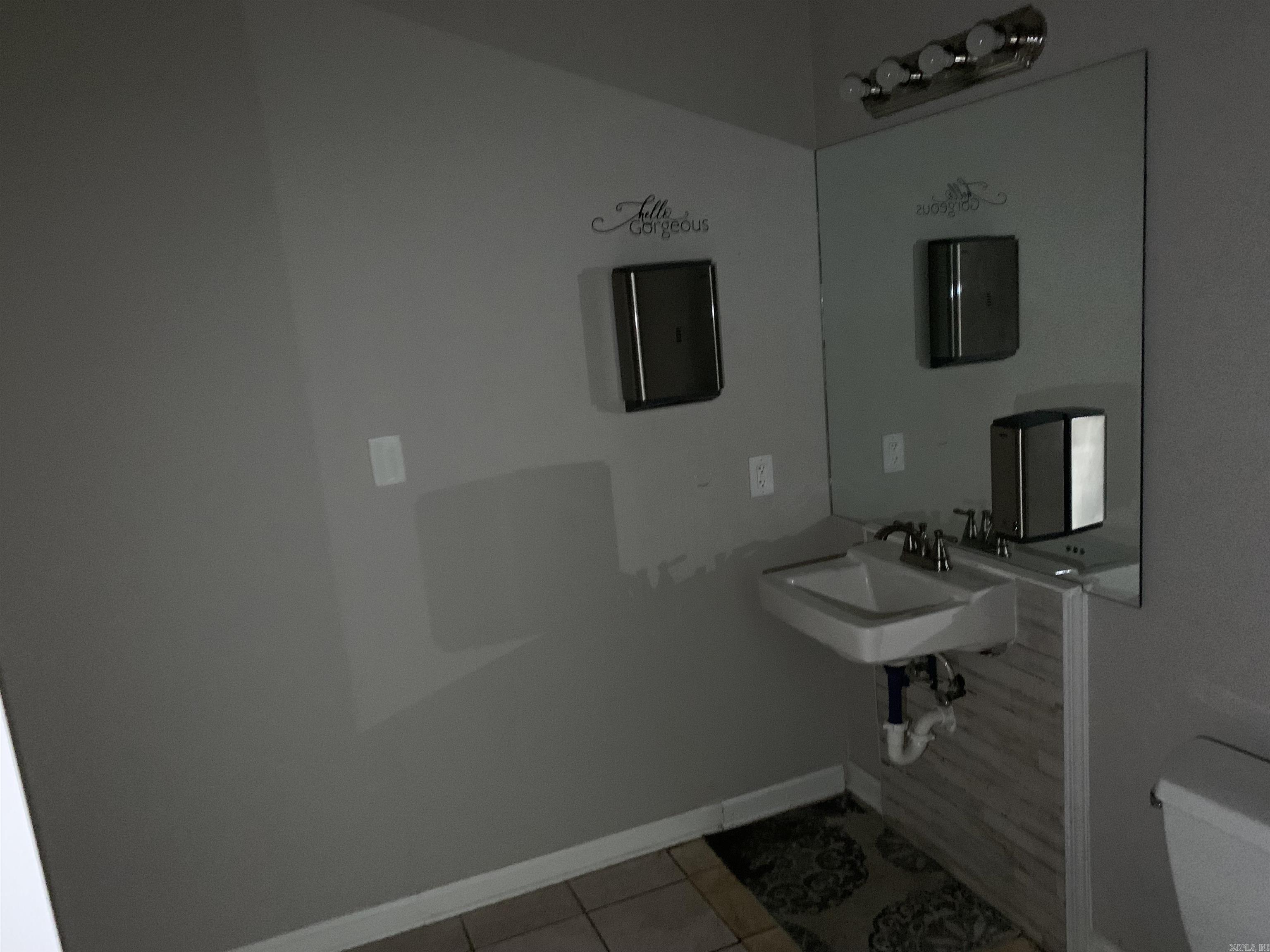 Main image without alt text