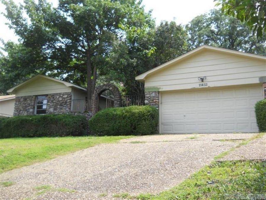 Check out this perfect 3 Bedroom / 2 Bathroom, House with a 2 Car Garage. Fully fenced in back yard. Ready for you to call it home, we do have a month to month lease in place so 24hr notice is required showings Monday through Friday 8:30am to 4:30pm only. text 501-744-0227 to set up your showing today.