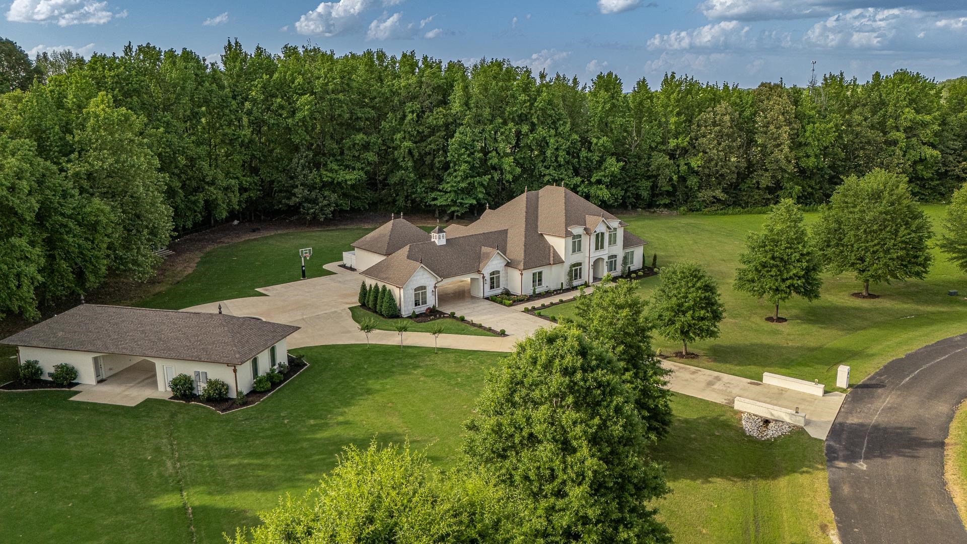 AMESLEY MANOR - Residential