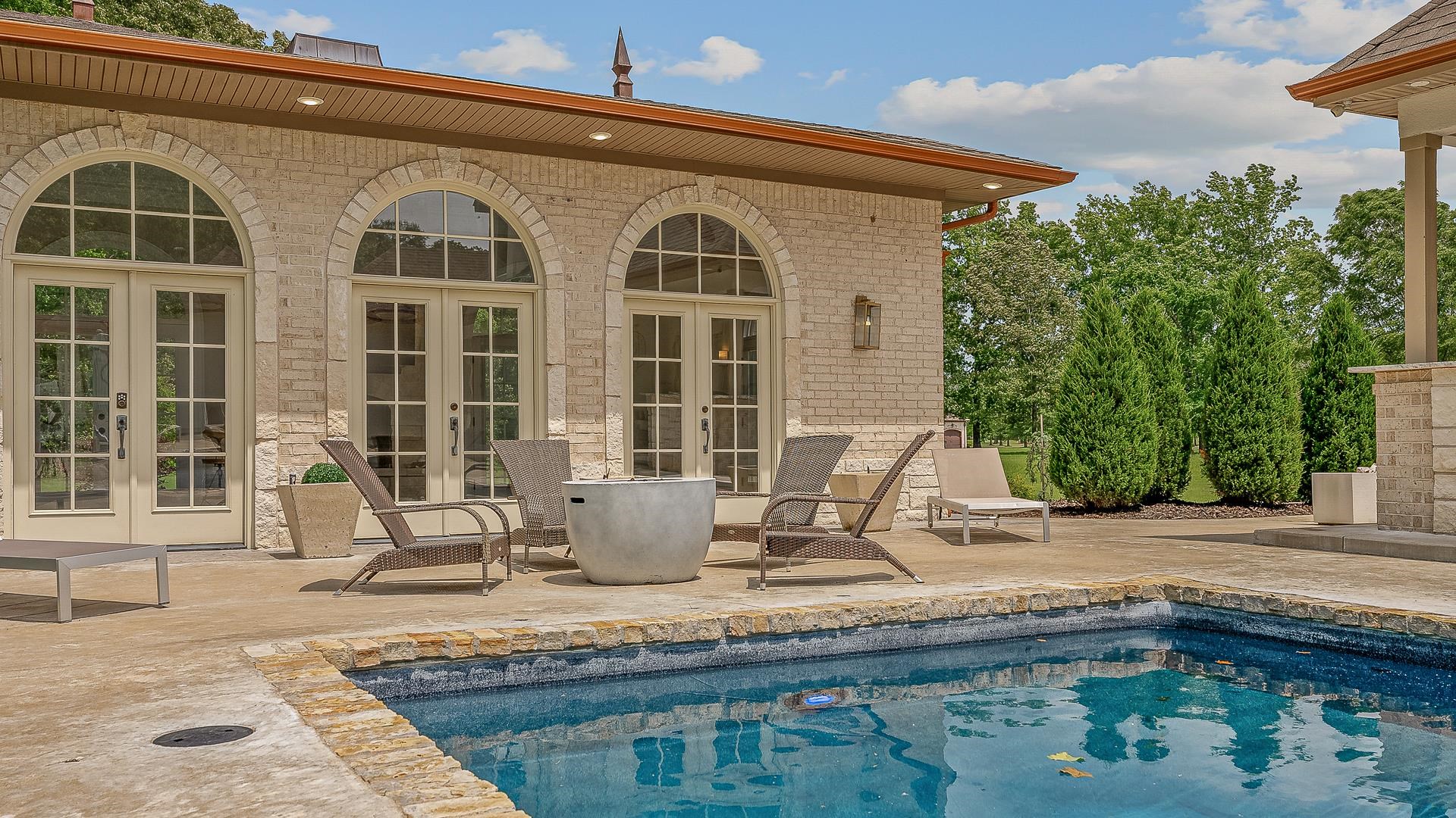 AMESLEY MANOR - Residential