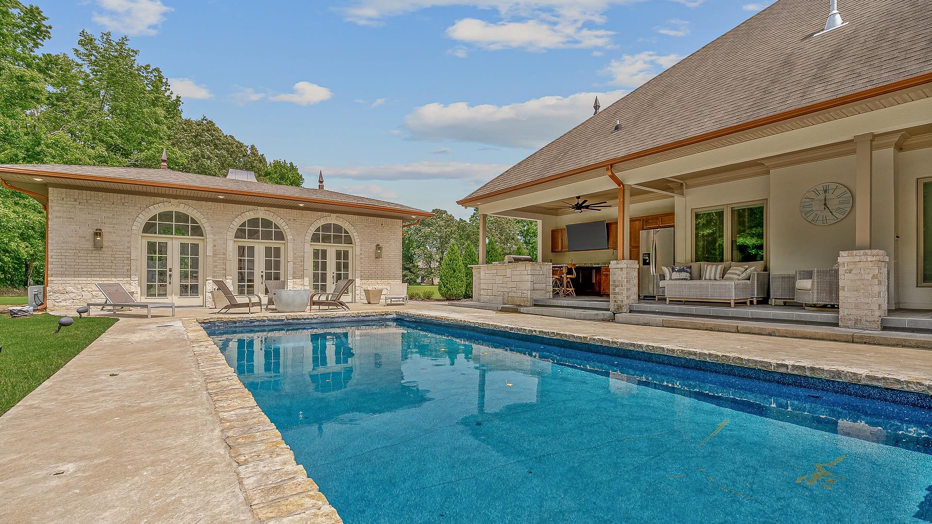 AMESLEY MANOR - Residential