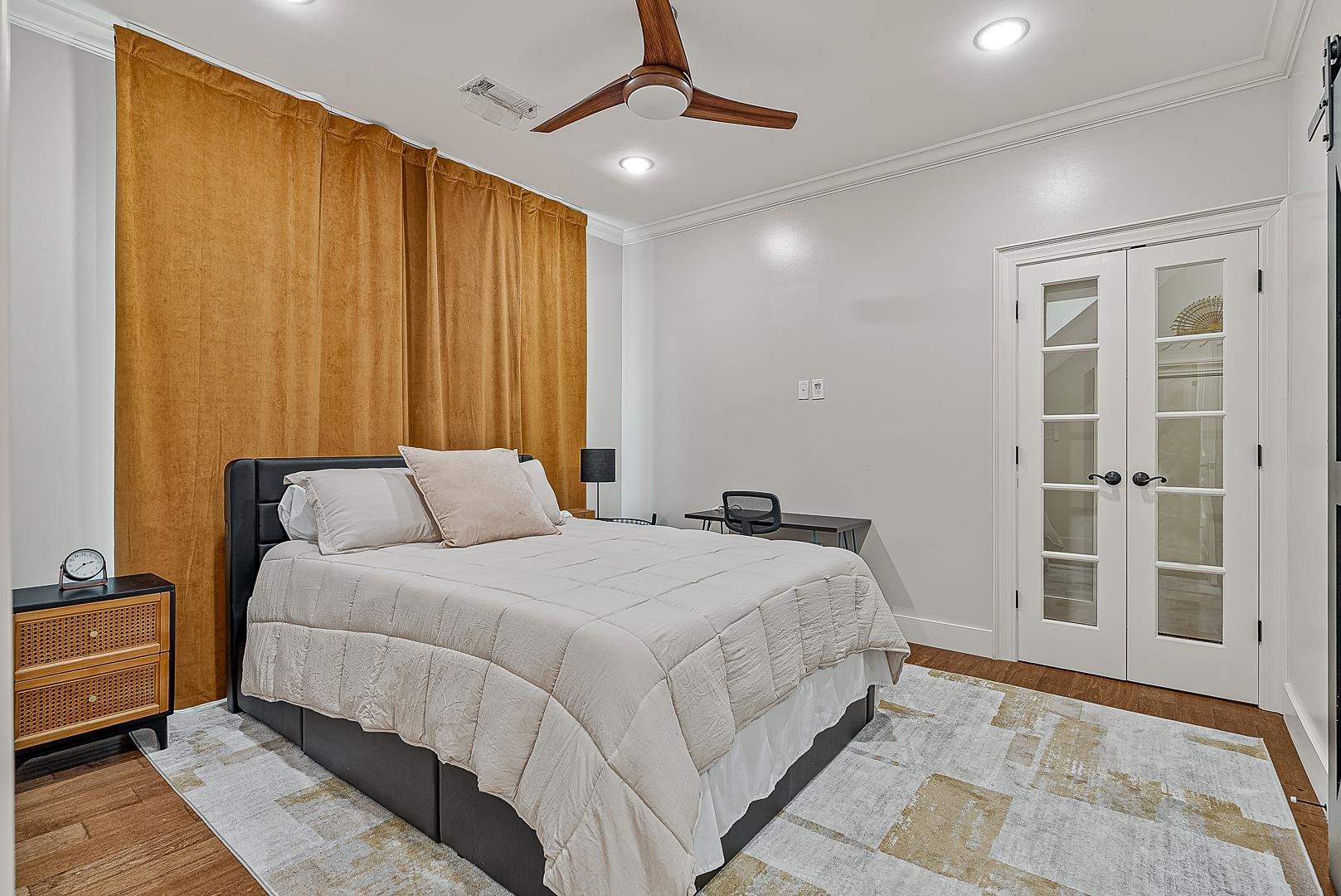 AMESLEY MANOR - Residential
