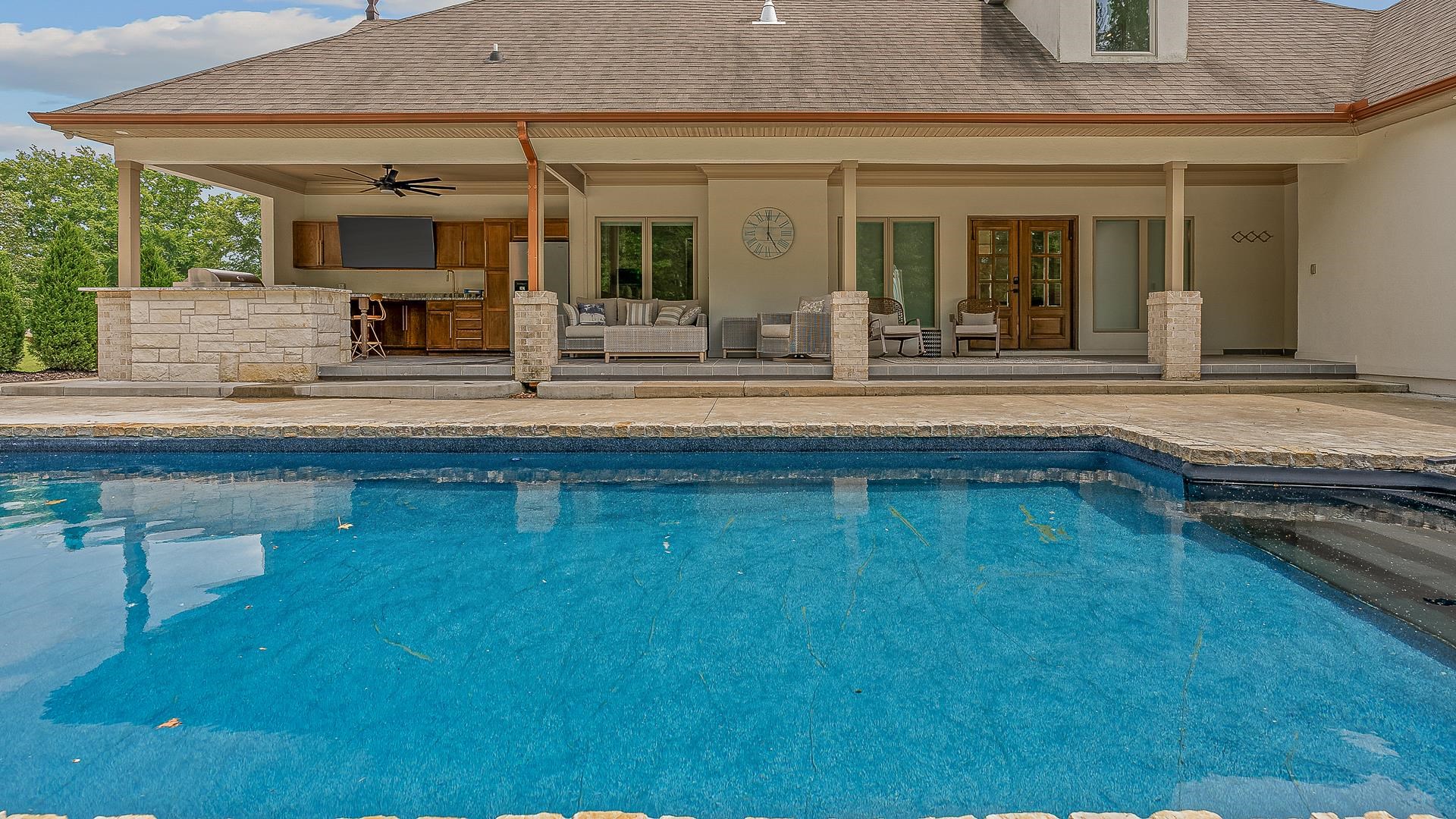 AMESLEY MANOR - Residential
