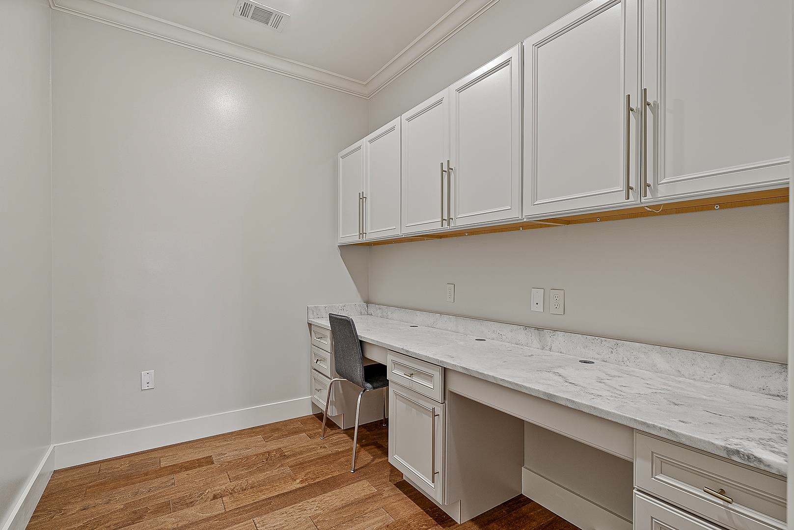 AMESLEY MANOR - Residential