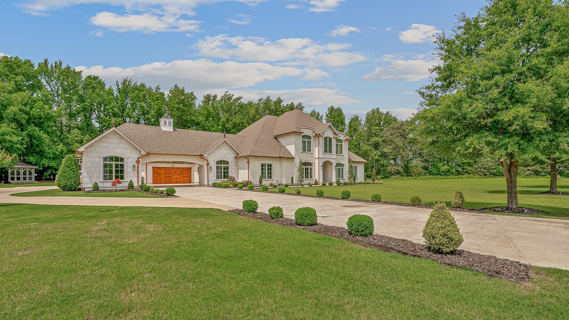 AMESLEY MANOR - Residential