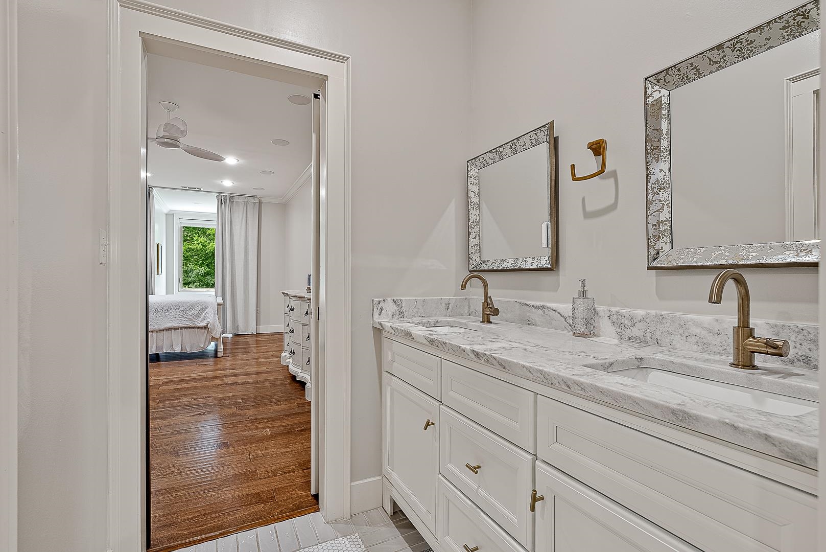 AMESLEY MANOR - Residential