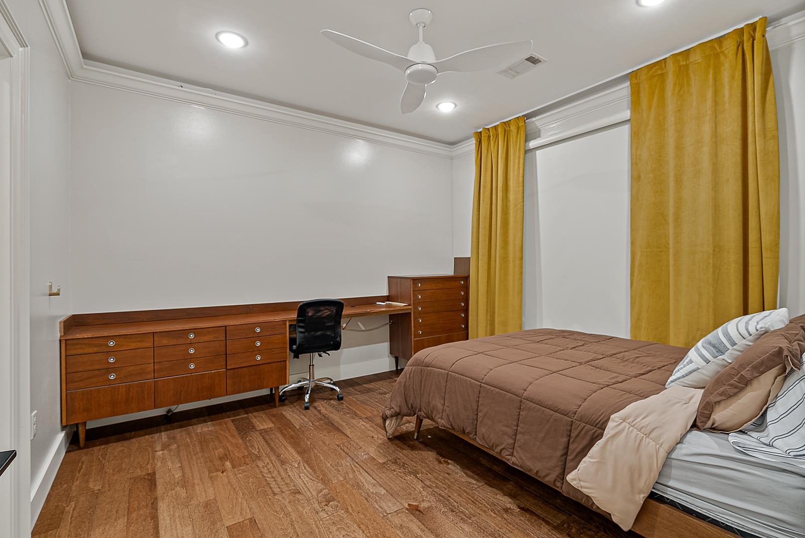 AMESLEY MANOR - Residential