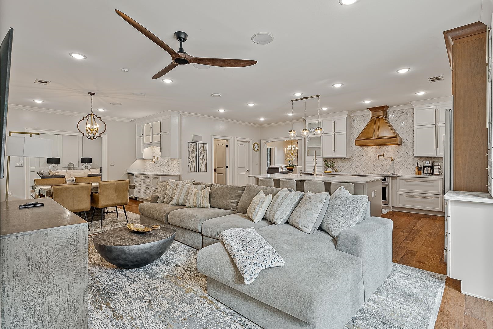 AMESLEY MANOR - Residential