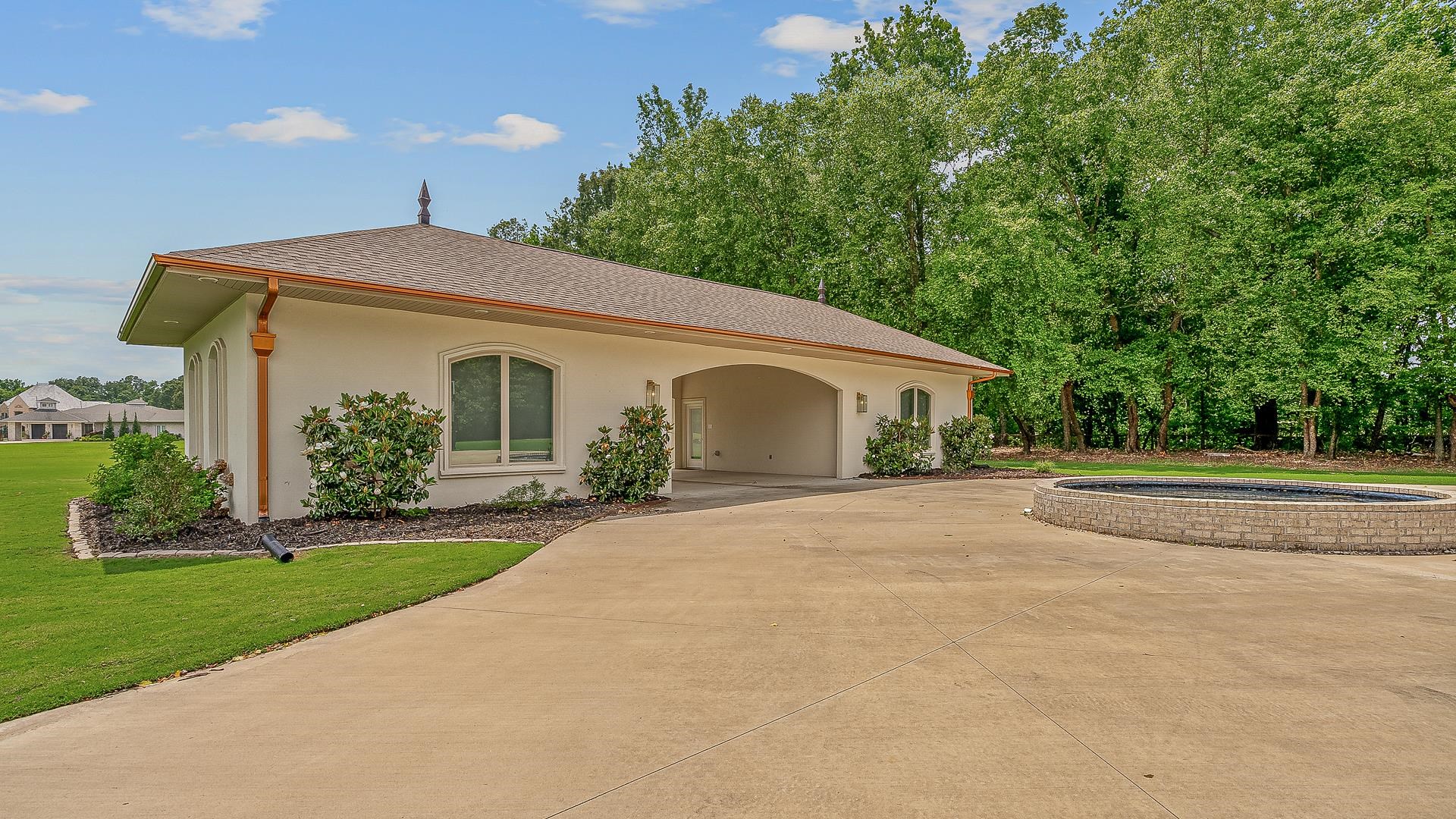 AMESLEY MANOR - Residential