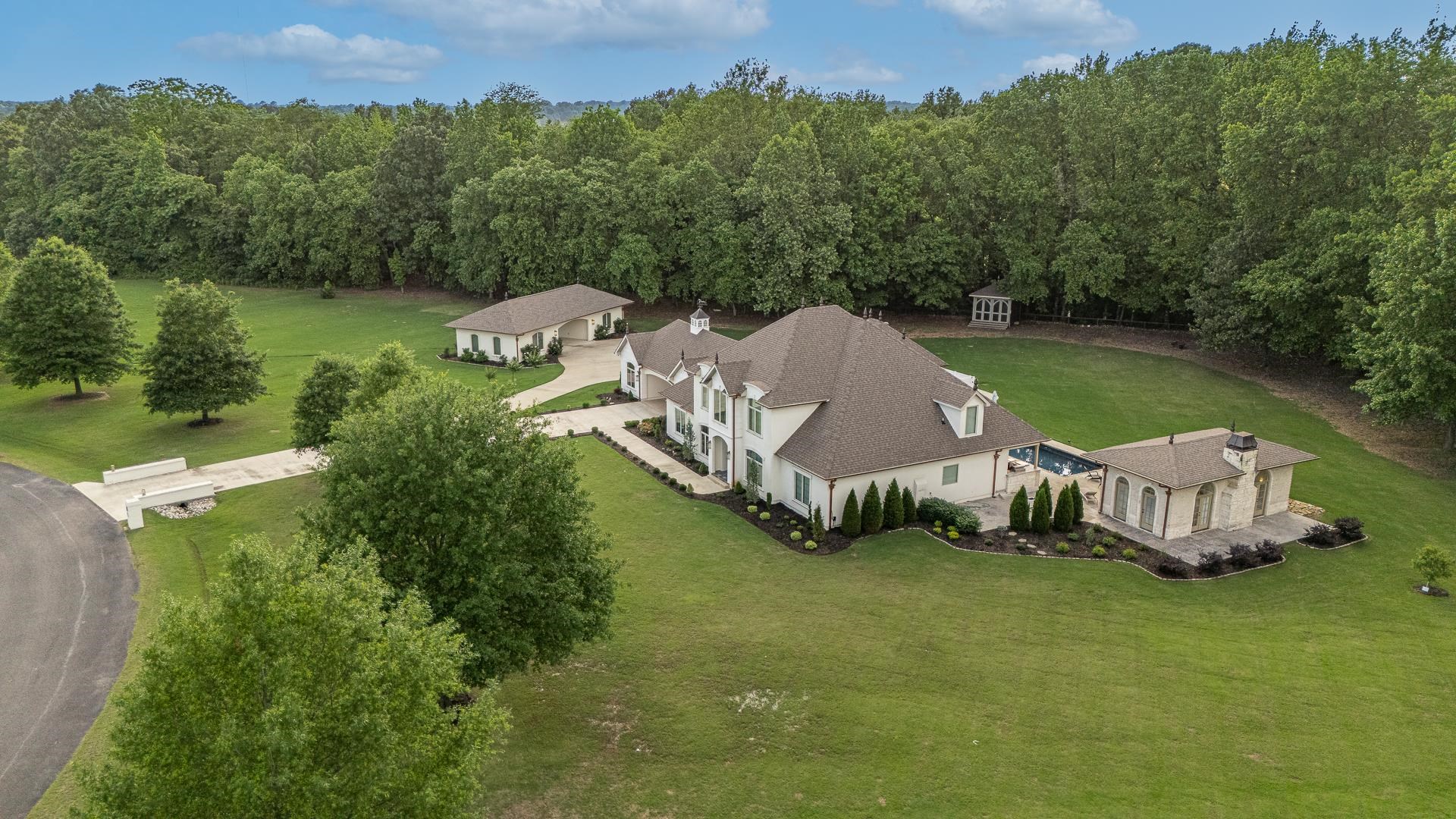 AMESLEY MANOR - Residential