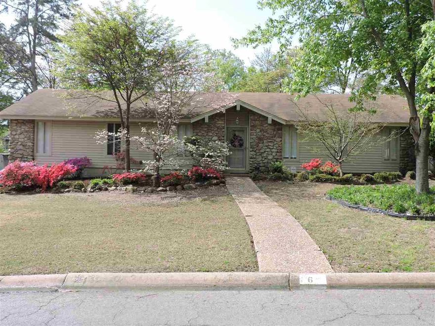 Fantastic one level home in Colony West subdivision.  This 4 bedroom 2 bath home (1873sf) has many updates: Vinyl siding, Double hung vinyl windows (2005), Master bath updated, kitchen updated in 2005 (countertops, cabinetry, backsplash), AC (2005), Screened back porch (2007), Hot water heater (2007).  Great family home with beautiful backyard.  Minutes from shopping, entertainment and highway access.  Pool, tennis and playground amenities (mandatory POA)...