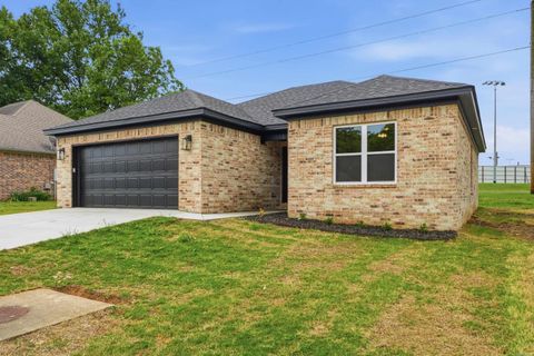 Photo of 106 Parkway Avenue, Morrilton, AR 72110 (MLS # 26017316)