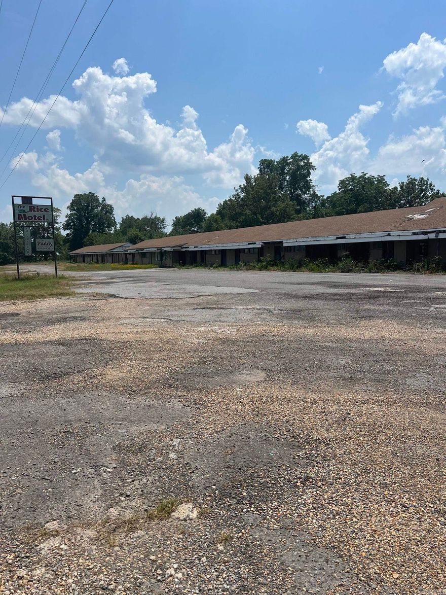 Prime Investment opportunity, great to build a retreat for hunters and fishermen!!!!