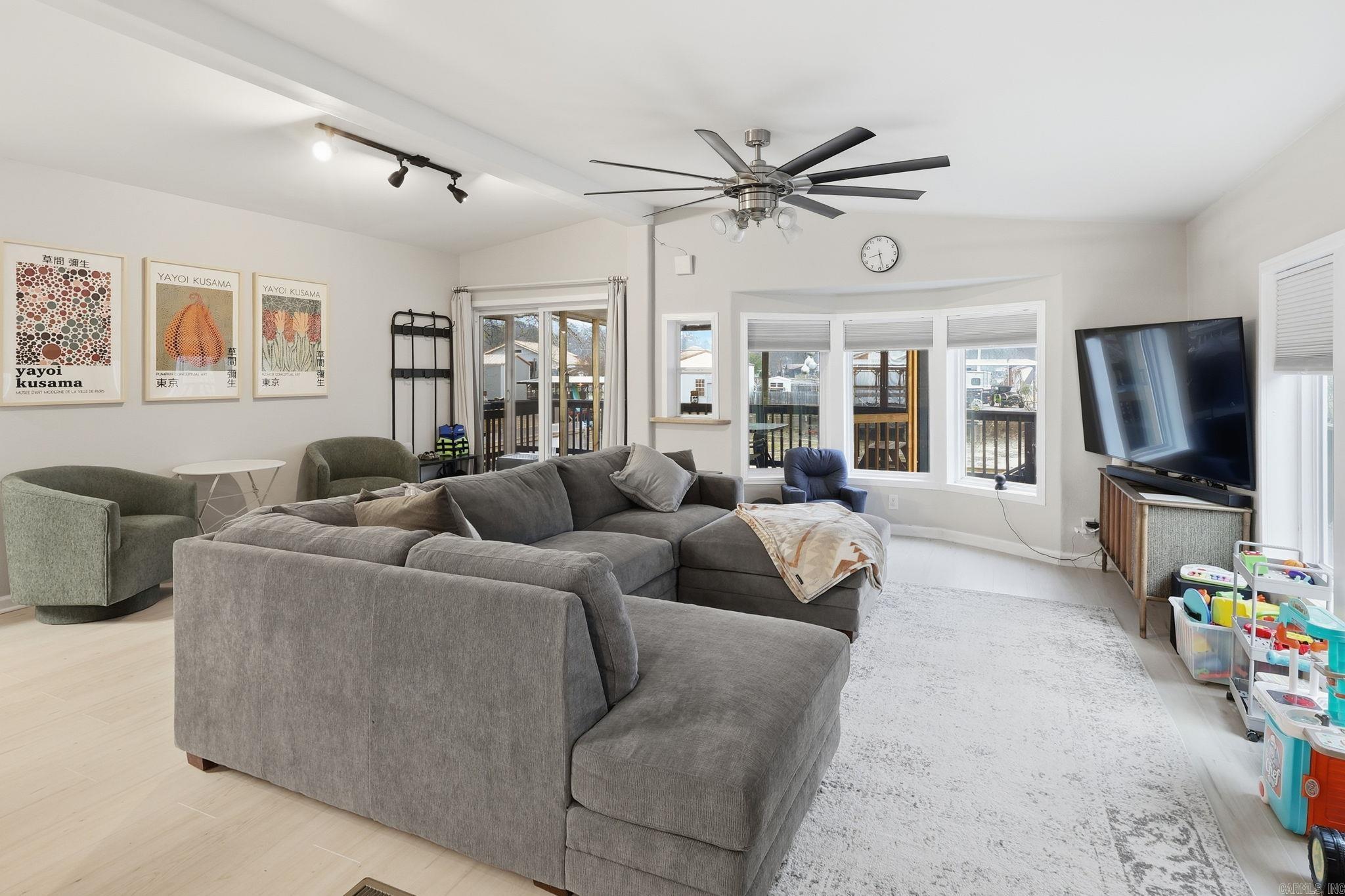 WOODLAND SHORES - Residential