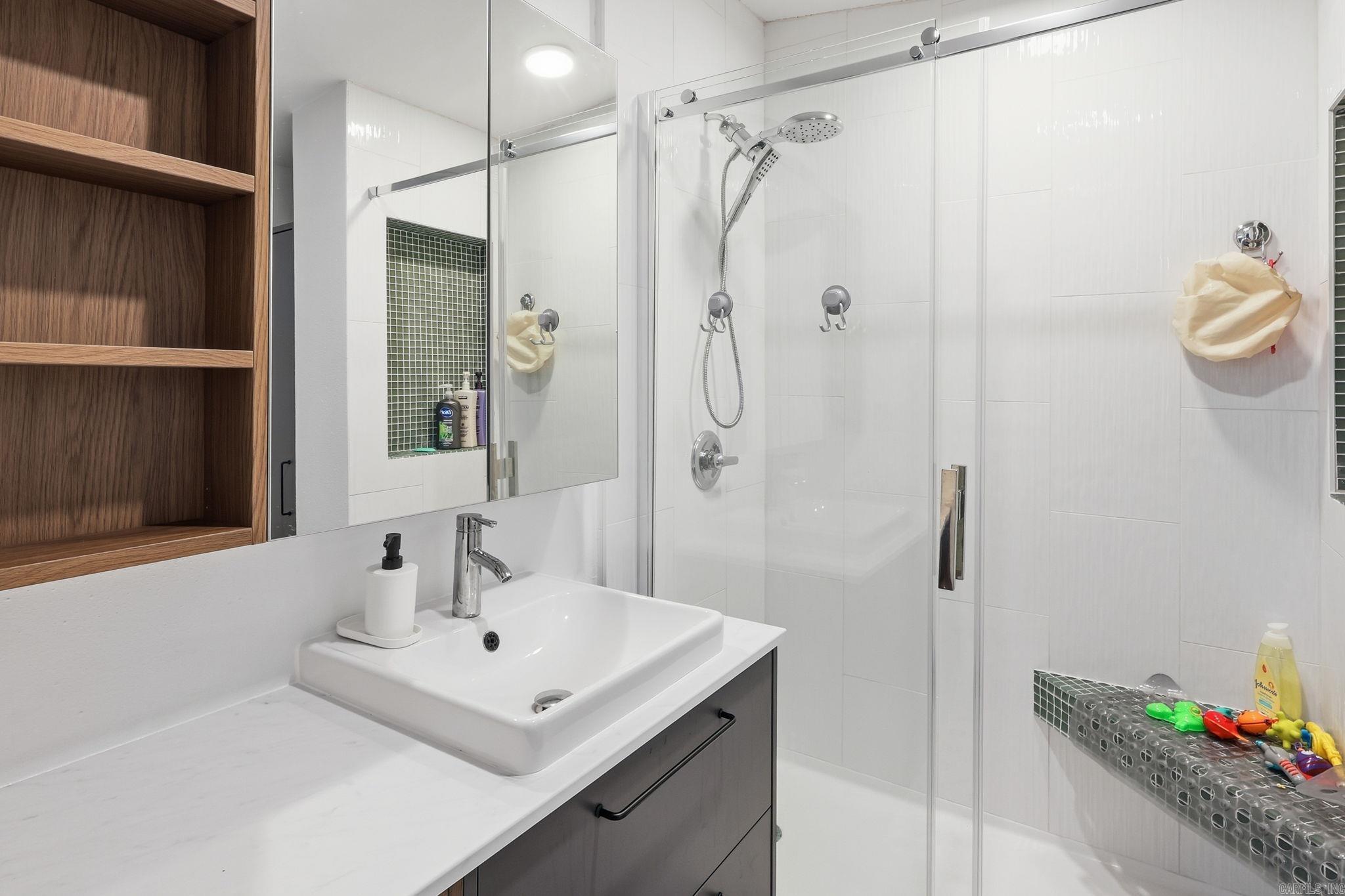 WOODLAND SHORES - Residential