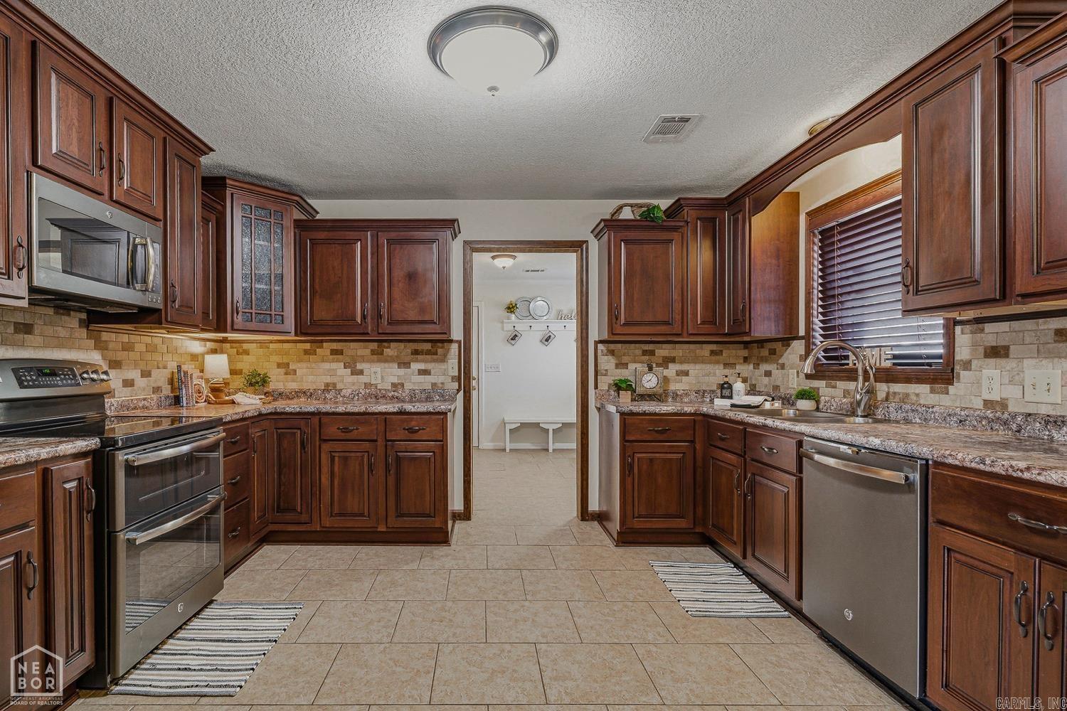 LYNNDALE - Residential