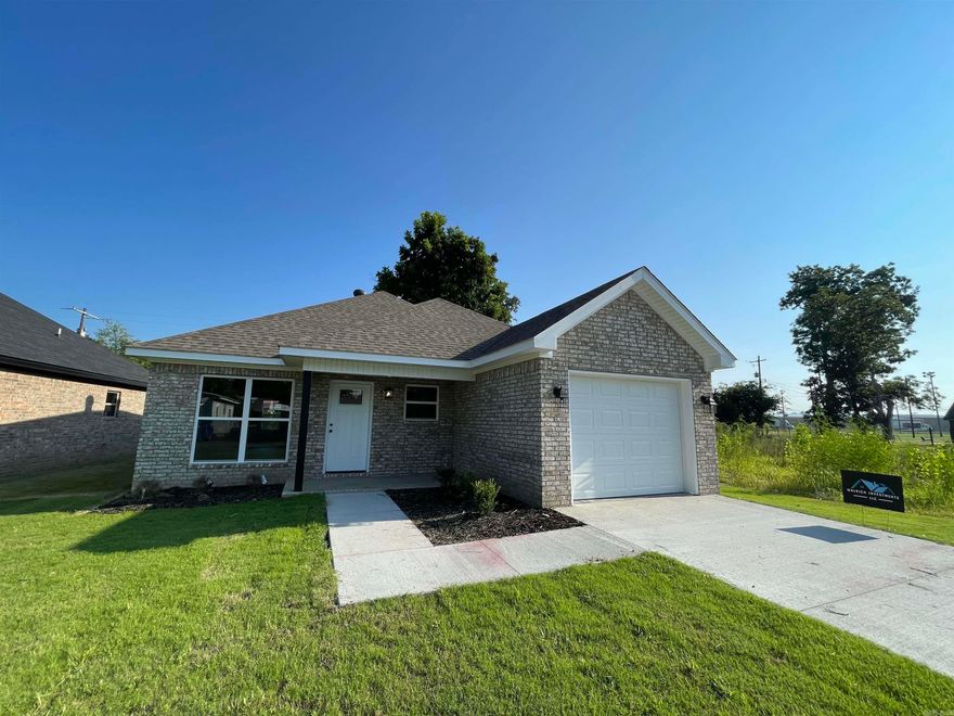 534 Maple Street, Trumann AR is sparkly, new, and affordable! 3 bedroom, 2 bath, all brick new construction. Home has great curb appeal, attached garage, front porch and backyard patio. Beautiful kitchen, master suite has double vanity. Comes with one year builder warranty.