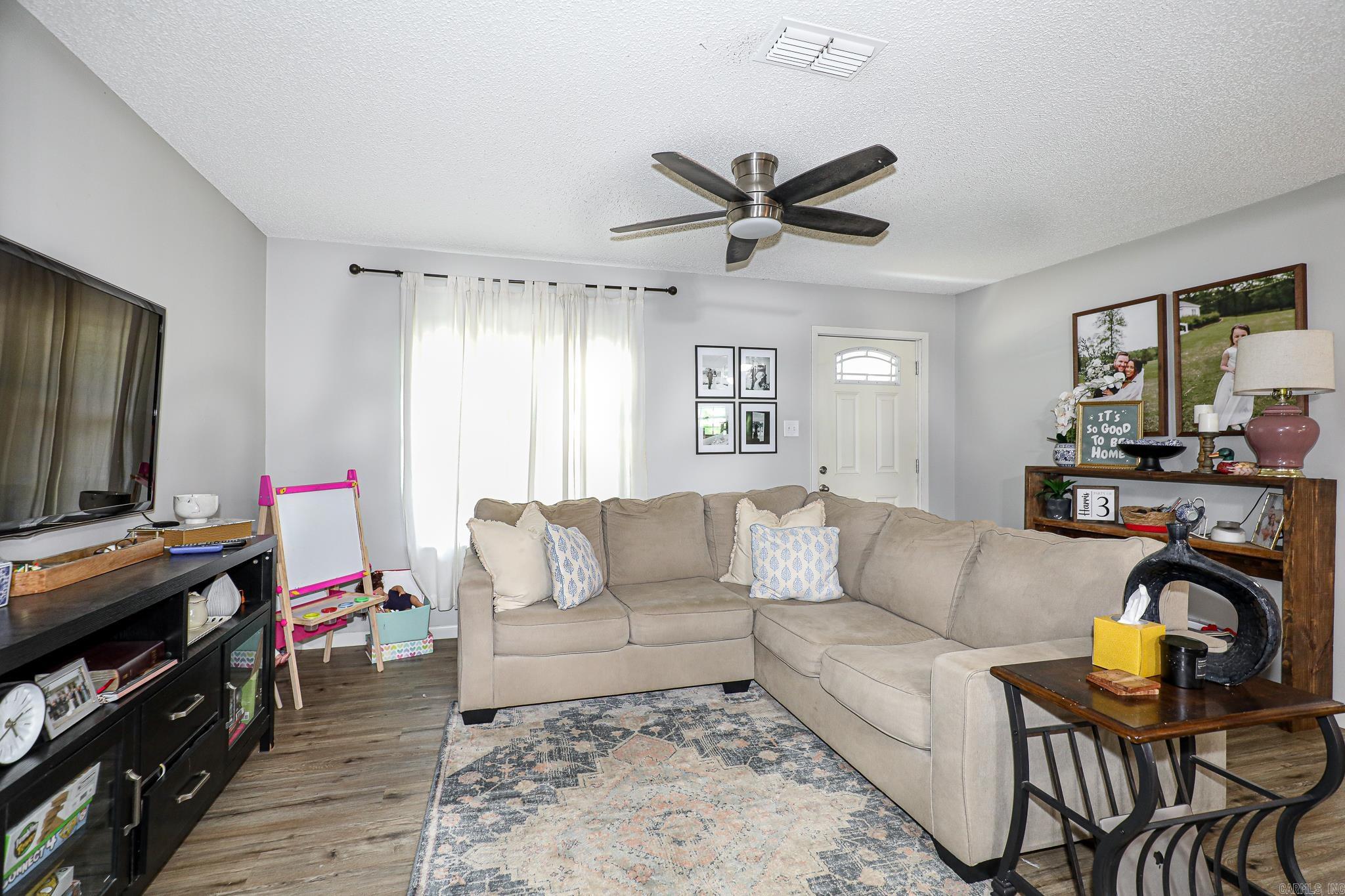 PEBBLE LAKE - Residential