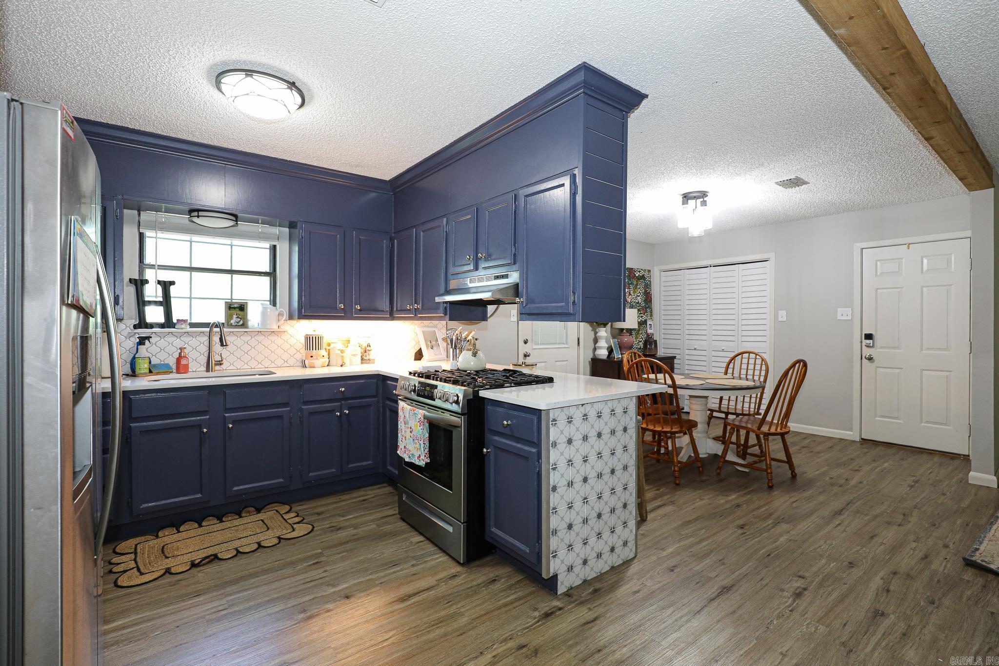 PEBBLE LAKE - Residential