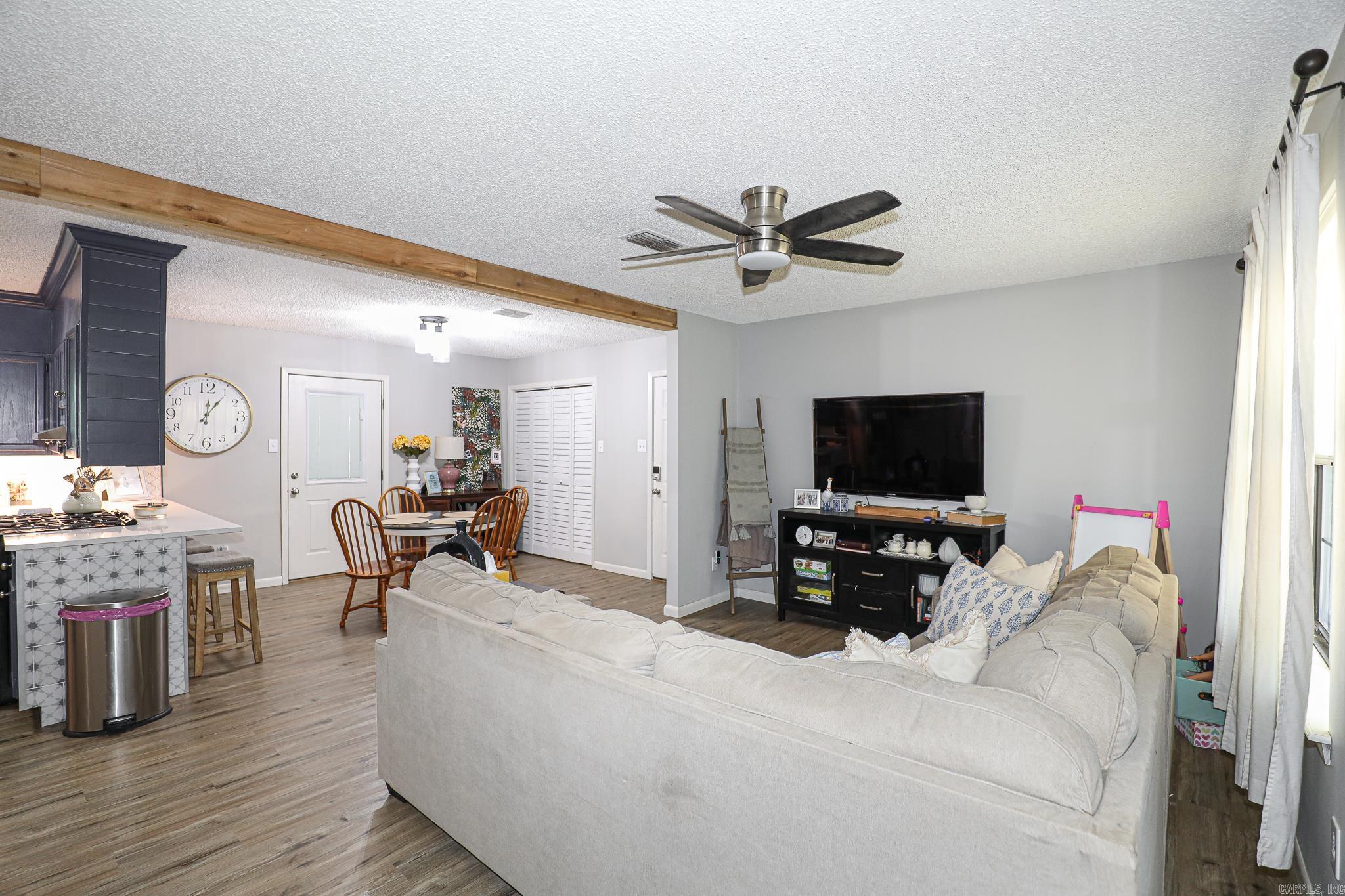 PEBBLE LAKE - Residential