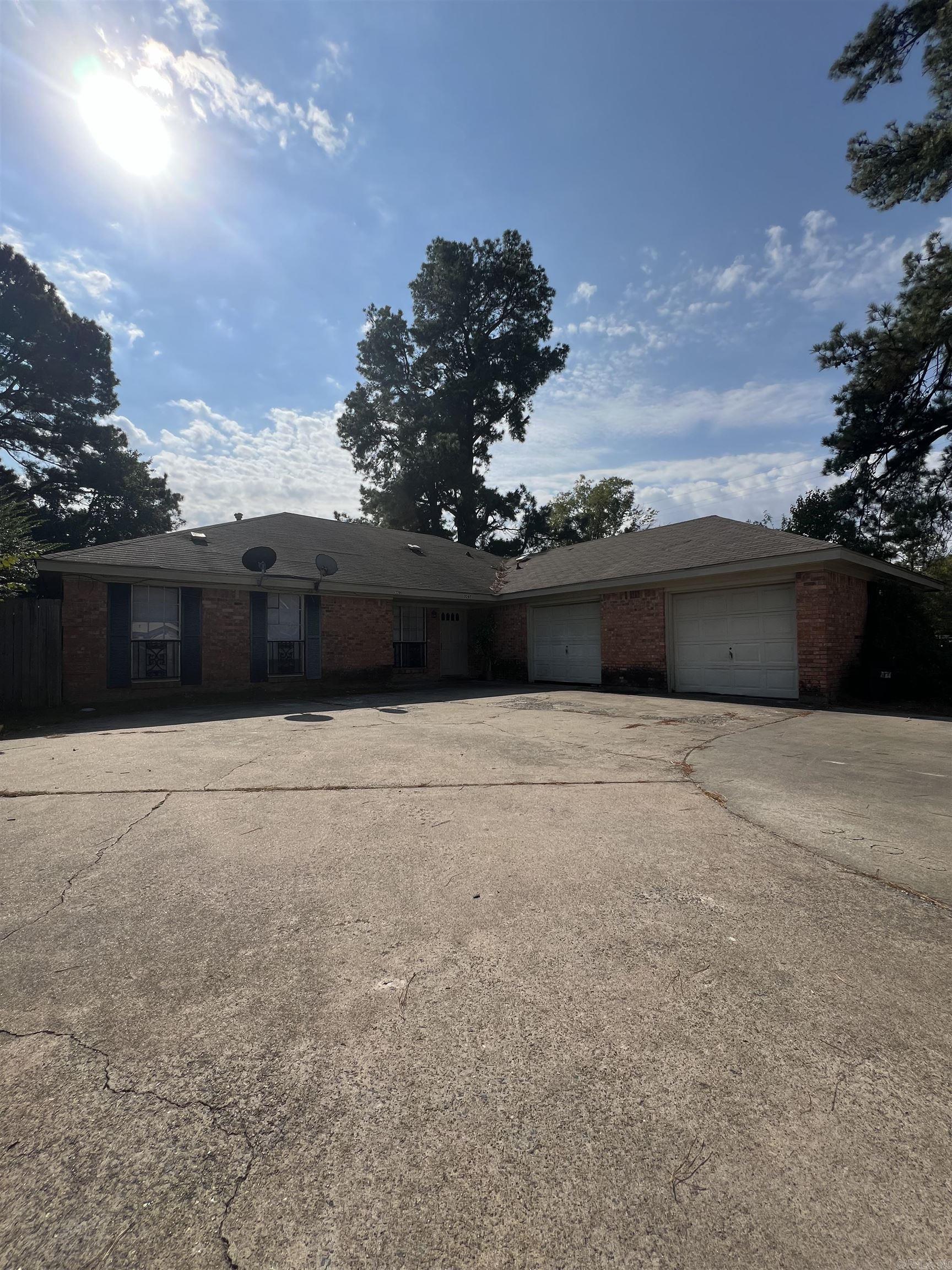 Unlock the potential of dual living with this beautiful duplex for sale! Ideal for multi-generational families or as an investment property, this duplex has ample space! Seize the opportunity today!